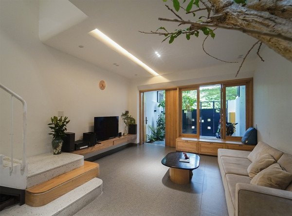 Phòng khách thoáng đãng với gam màu trắng chủ đạo. Ảnh: ECONS Vietnam