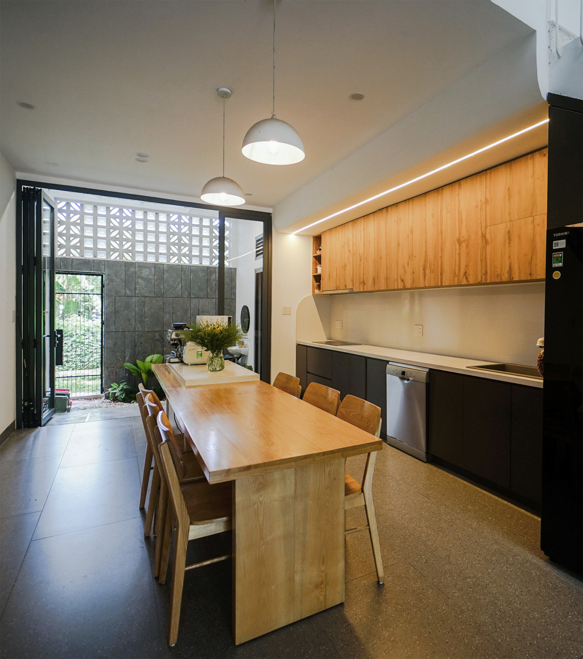 Khu bếp - bàn ăn bố trí cạnh sân sau. Ảnh: ECONS Vietnam