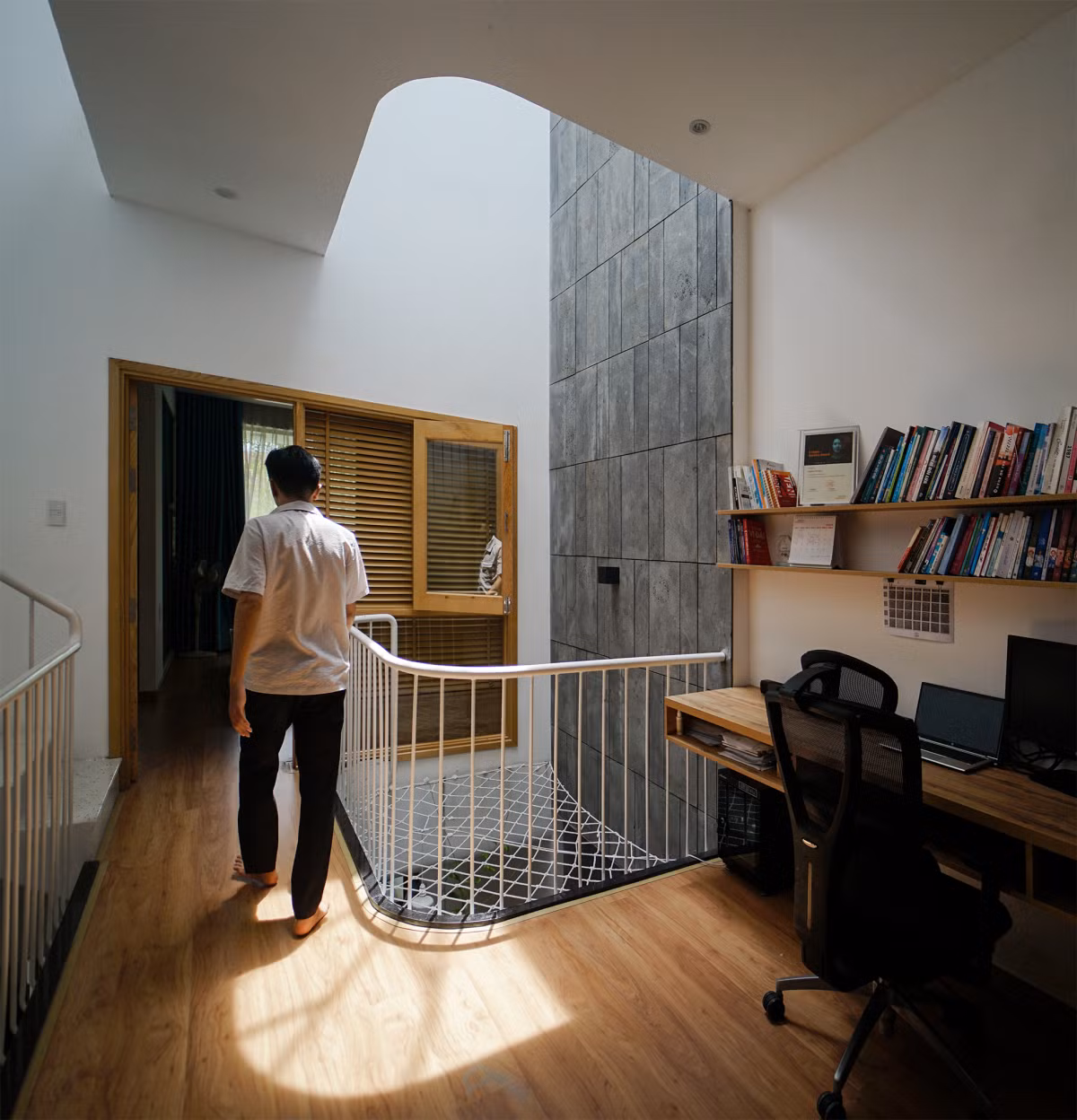 Giếng trời ở vị trí trung tâm đưa ánh sáng khắp các phòng chức năng. Ảnh: ECONS vietnam