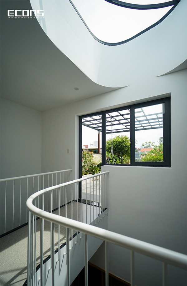 Thiên nhiên khiến ngôi nhà trở nên mềm mại, hiền lành hơn kết hợp cùng vẻ đẹp tinh tế đến từ nội thất gỗ tạo nên một tổng thể ngôi nhà đầy duyên dáng. Ảnh: ECONS Vietnam