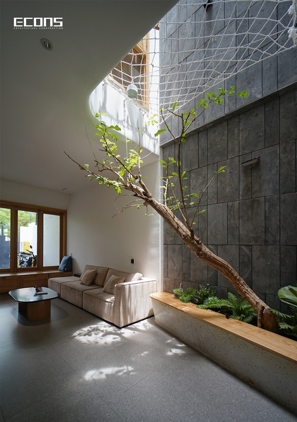 Với đặc trưng phổ biến của công trình nhà phố, mặt tiền 4,5 m, sâu 20 m, nếu không được bố trí hợp lý sẽ thiếu ánh sáng tự nhiên, không gian bí bách. Ảnh: ECONS Vietnam