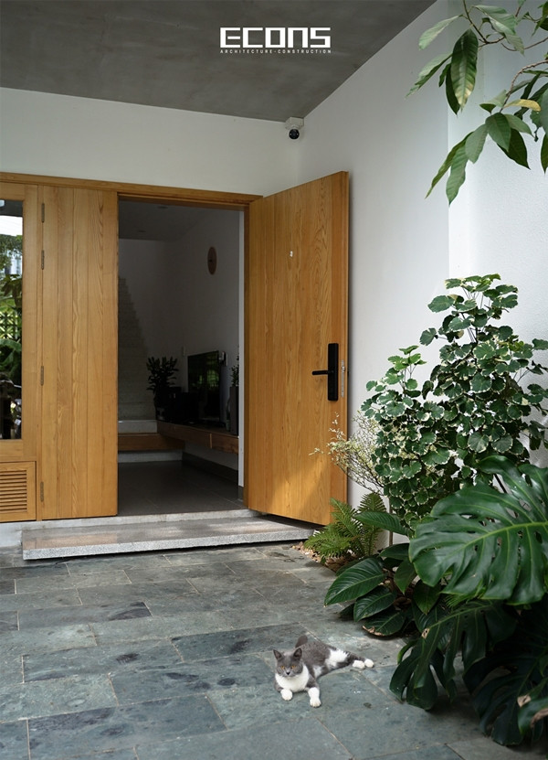 Khác với vỏ bọc nhà phố thông thường, công trình mang một tinh thần khoáng đạt và dễ chịu, với những mảng cây xanh xuất hiện khắp nơi. Ảnh: ECONS Vietnam