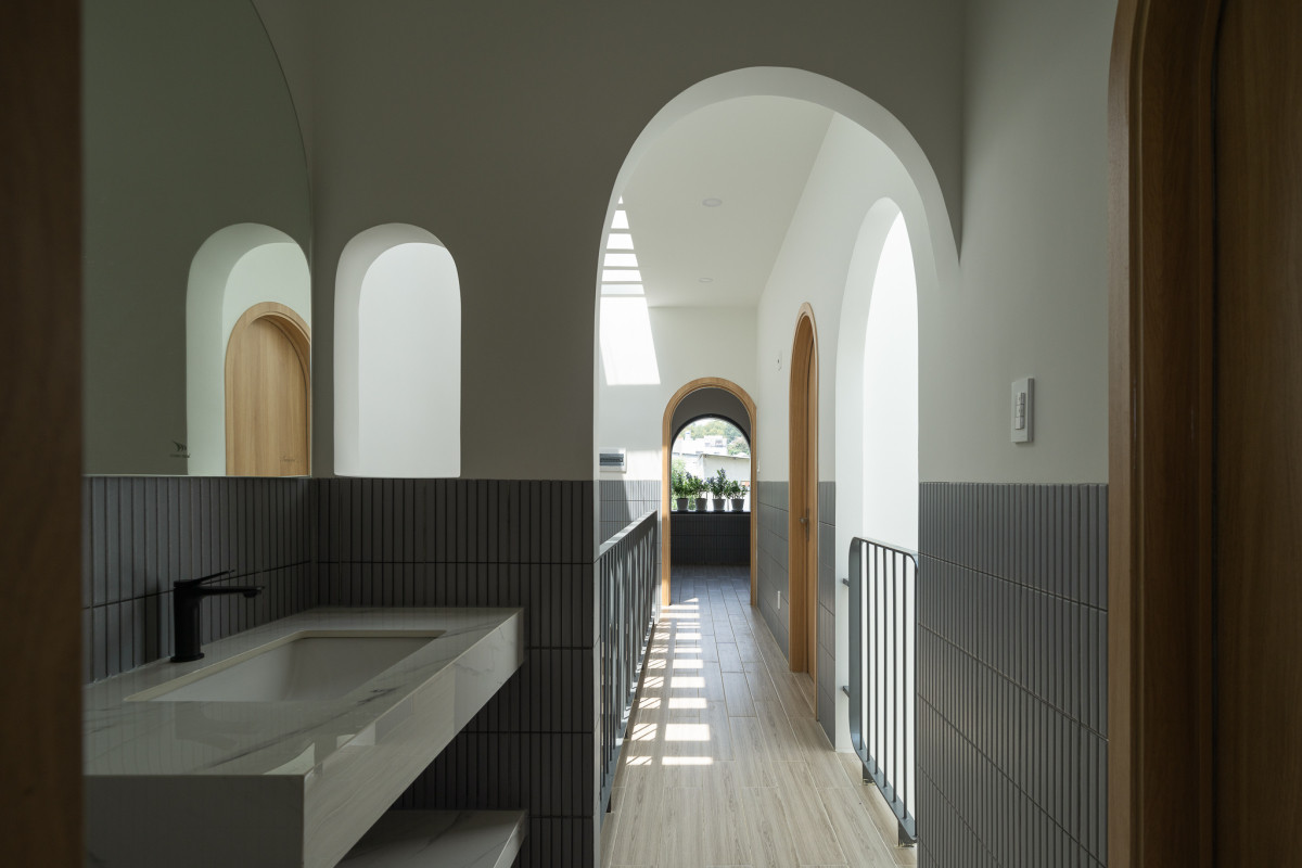 Phòng tắm ngập ánh sáng nhờ tận dụng tốt thiết kế giếng trời. Ảnh: Quang Trần