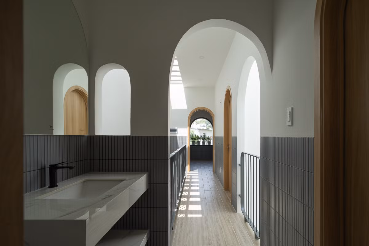 Phòng tắm ngập ánh sáng nhờ tận dụng tốt thiết kế giếng trời. Ảnh: Quang Trần