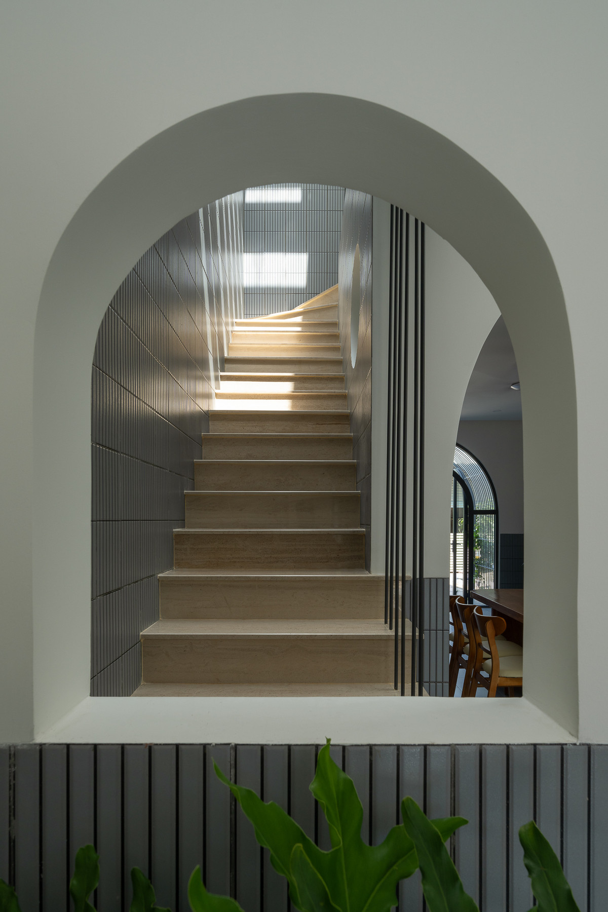 Cầu thang, nhà vệ sinh và kho được bố trí gọn về một phía, giúp phần không gian chính được thông thoáng từ trước ra sau. Ảnh: Quang Trần