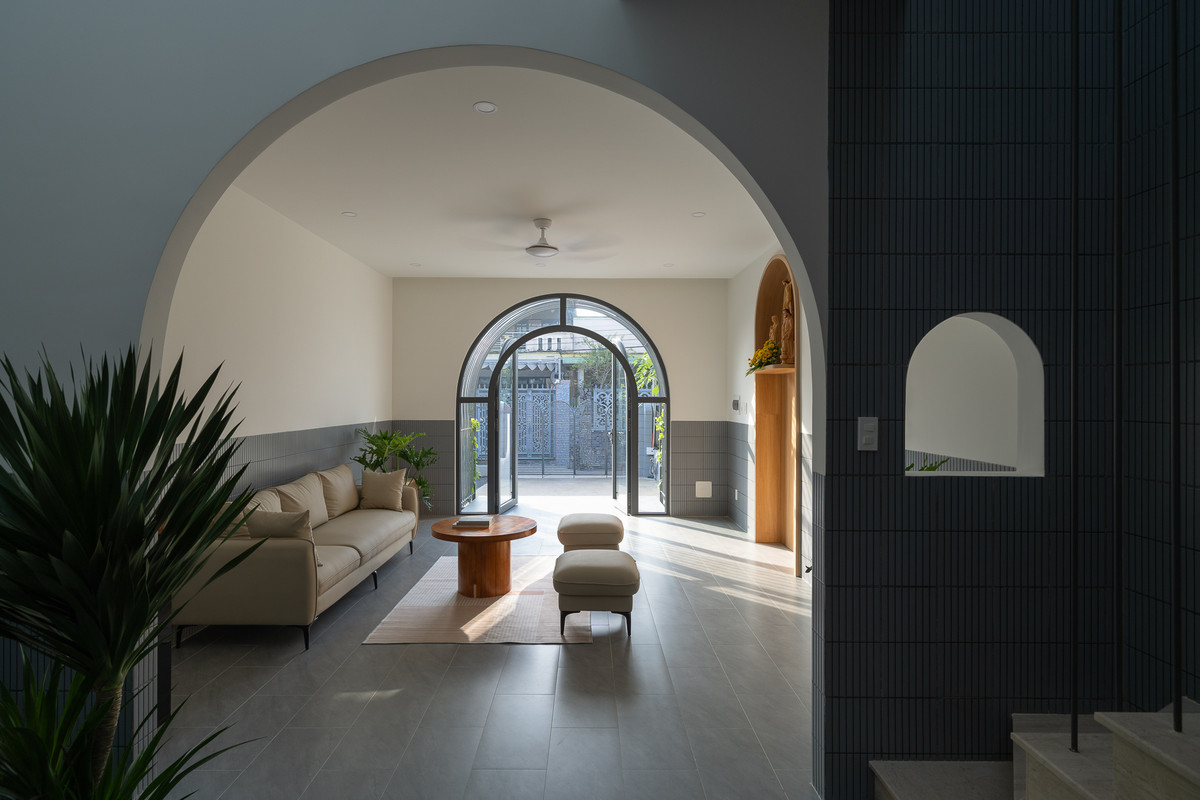 Do các con còn nhỏ, nên tất cả các phần tường trong nhà đều được ốp gạch chân tường khá cao, giúp dễ dàng vệ sinh tường khi cần thiết. Ảnh: Quang Trần