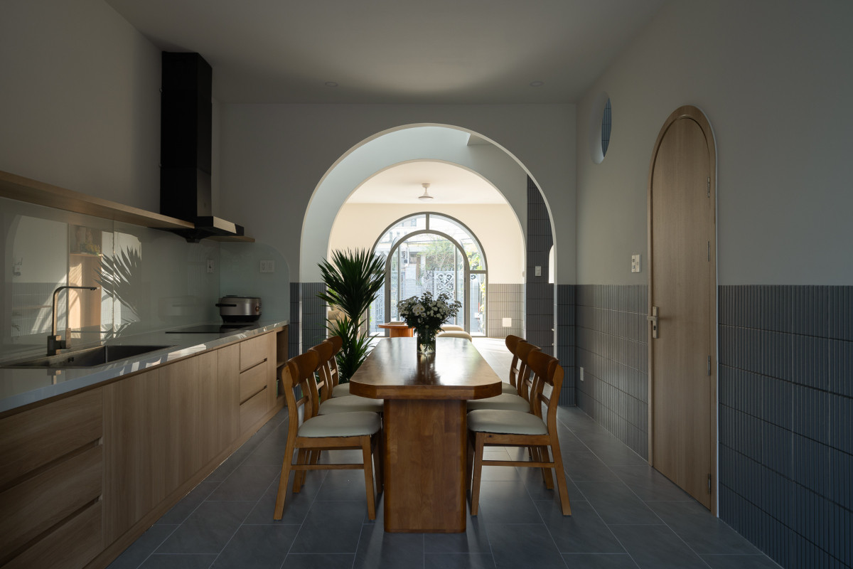 Khu bếp đơn giản với sử dụng tone trắng - gỗ tự nhiên nhằm tạo cảm giác gần gũi. Ảnh: Quang Trần