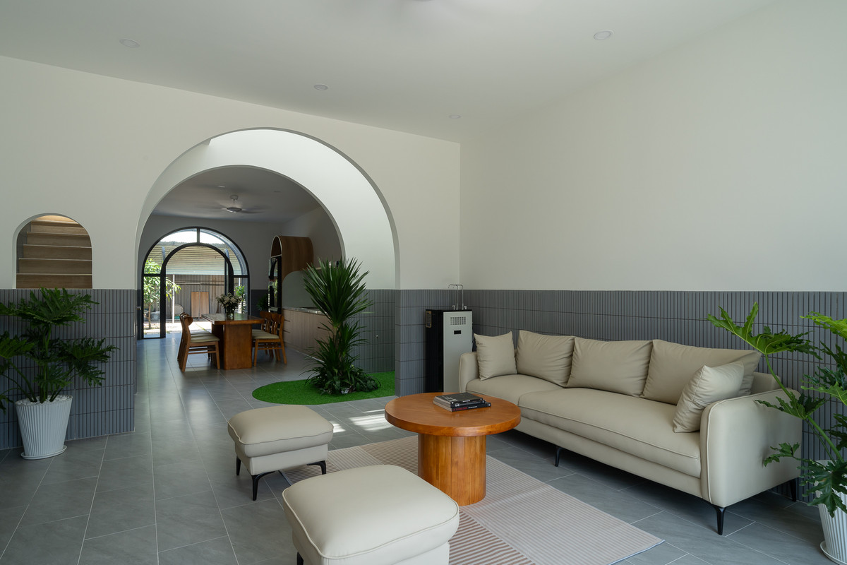 Khối nhà gồm hai tầng. Tầng một là các không gian chung gồm phòng khách, bếp - ăn và góc thư giãn. Ảnh: Quang Trần