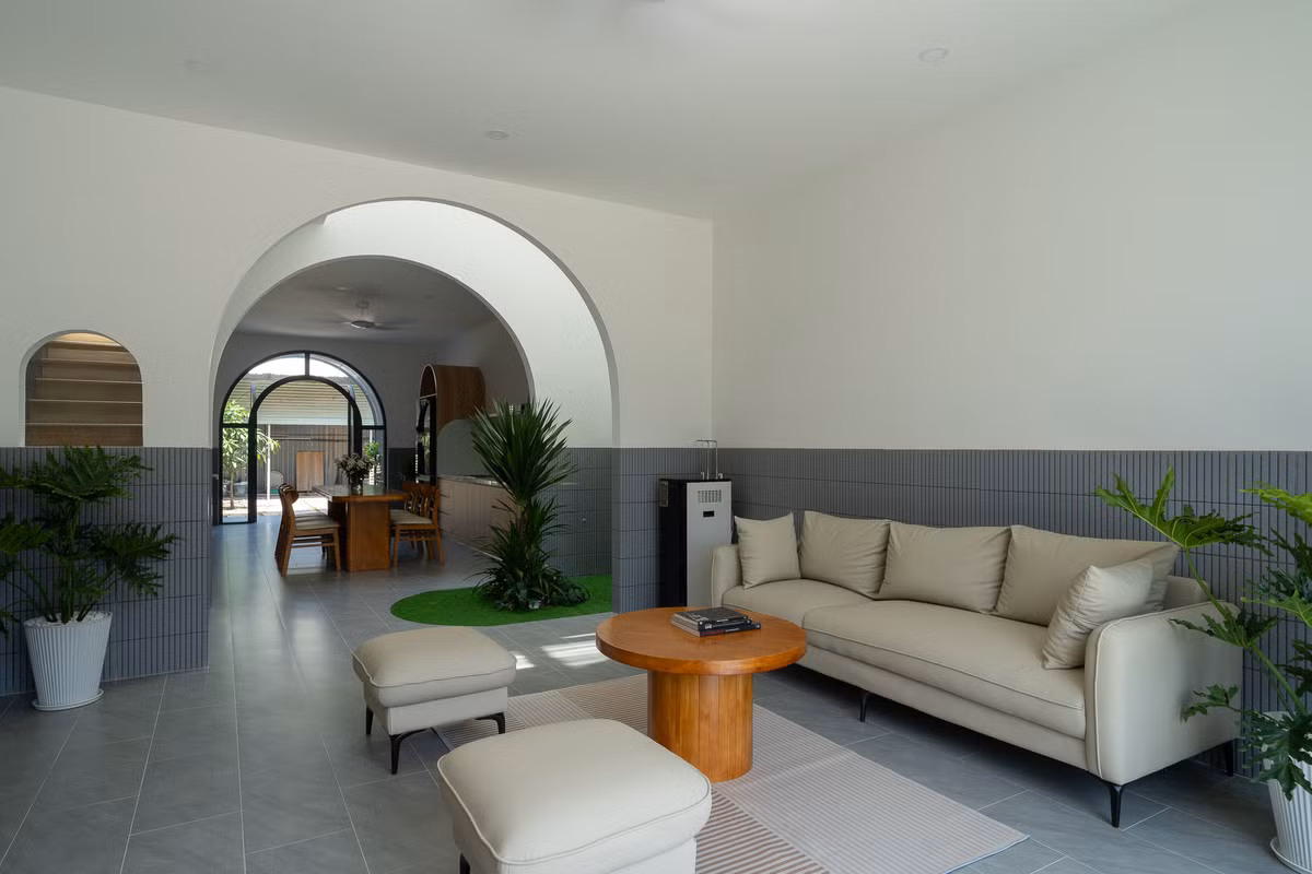 Khối nhà gồm hai tầng. Tầng một là các không gian chung gồm phòng khách, bếp - ăn và góc thư giãn. Ảnh: Quang Trần