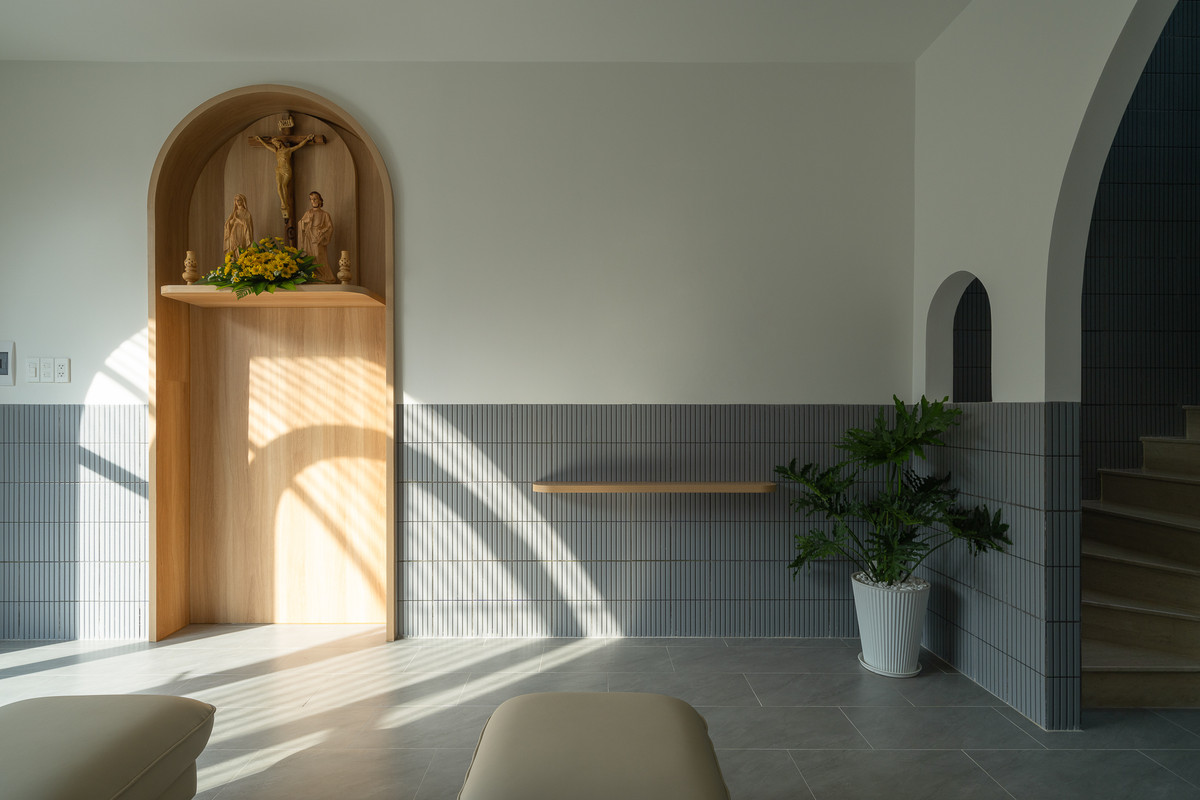 Với kinh phí eo hẹp, kiến trúc sư đề xuất giải pháp bố cục khối nhà nằm ở khoảng giữa lô đất và chừa sân trước, sân sau. Ảnh: Quang Trần