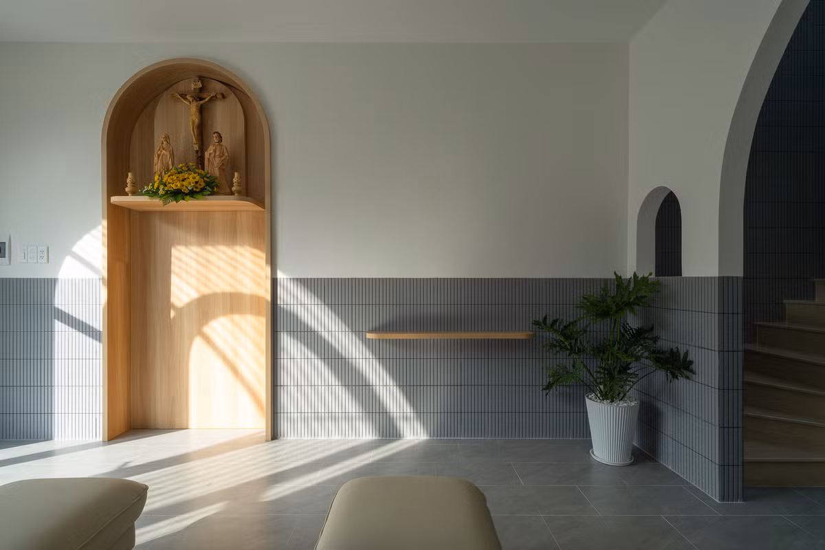 Với kinh phí eo hẹp, kiến trúc sư đề xuất giải pháp bố cục khối nhà nằm ở khoảng giữa lô đất và chừa sân trước, sân sau. Ảnh: Quang Trần