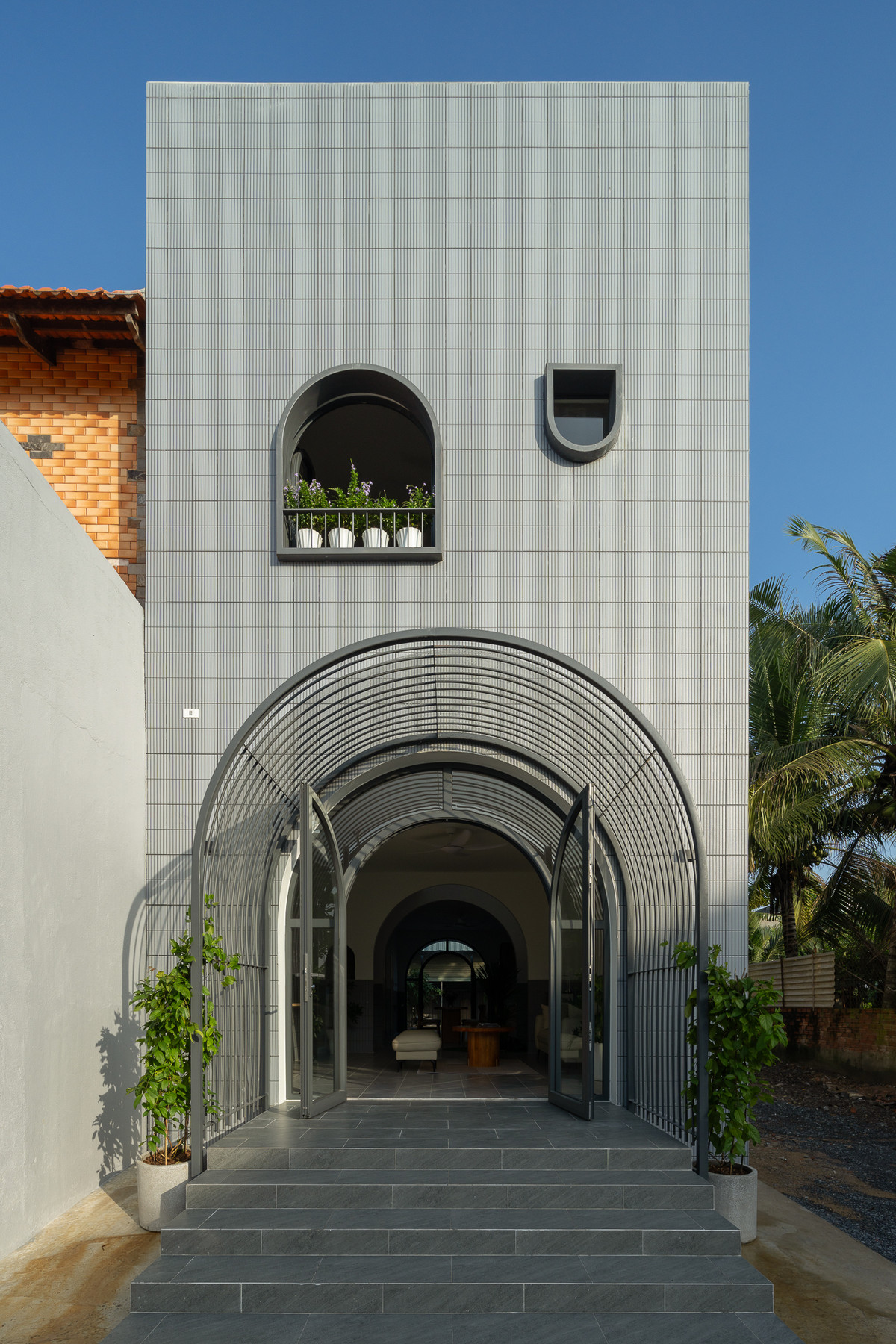 Tọa lạc tại phường Phước Tân (TP. Biên Hòa, Đồng Nai), ngôi nhà được xây trên lô đất phố với diện tích 5m x 14m dành cho gia đình có mức sống trung bình nhu cầu sử dụng lớn nhưng ngân sách đầu tư hạn chế. Ảnh: Quang Trần