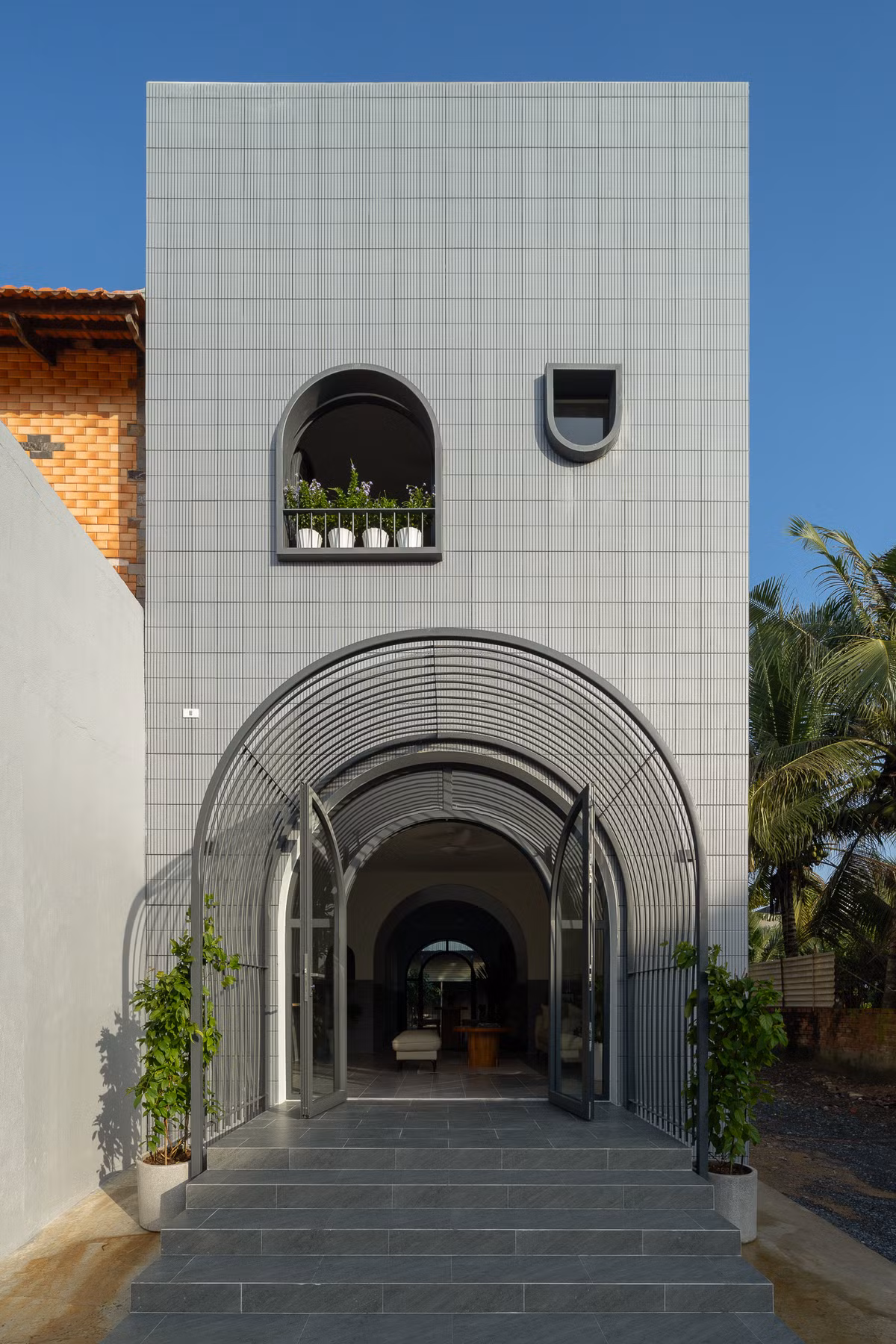 Tọa lạc tại phường Phước Tân (TP. Biên Hòa, Đồng Nai), ngôi nhà được xây trên lô đất phố với diện tích 5m x 14m dành cho gia đình có mức sống trung bình nhu cầu sử dụng lớn nhưng ngân sách đầu tư hạn chế. Ảnh: Quang Trần