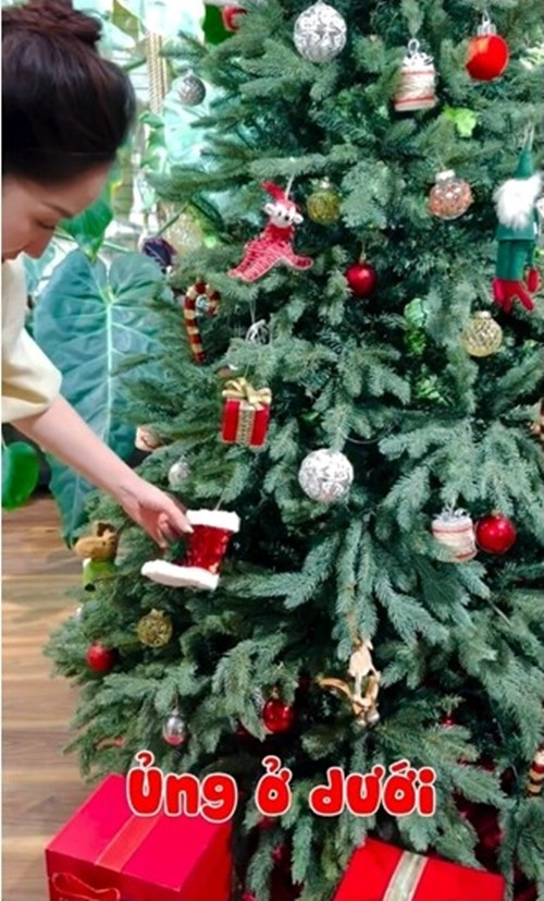 Phía dưới cây thông, Khánh Thi đặt những hộp quà đỏ rực. Ảnh chụp màn hình
