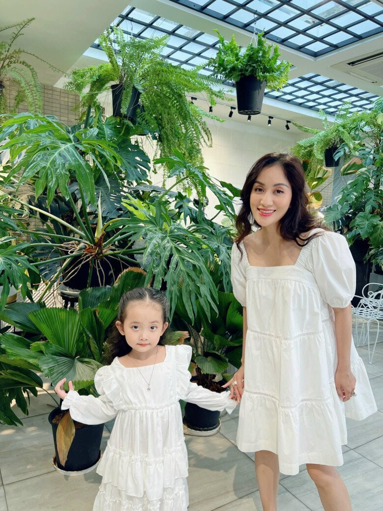 Khu vườn được bao phủ bởi nhiều loại cây độc đáo như trầu bà lá xẻ, dương xỉ, cọ lá lớn... Ảnh: FBNV