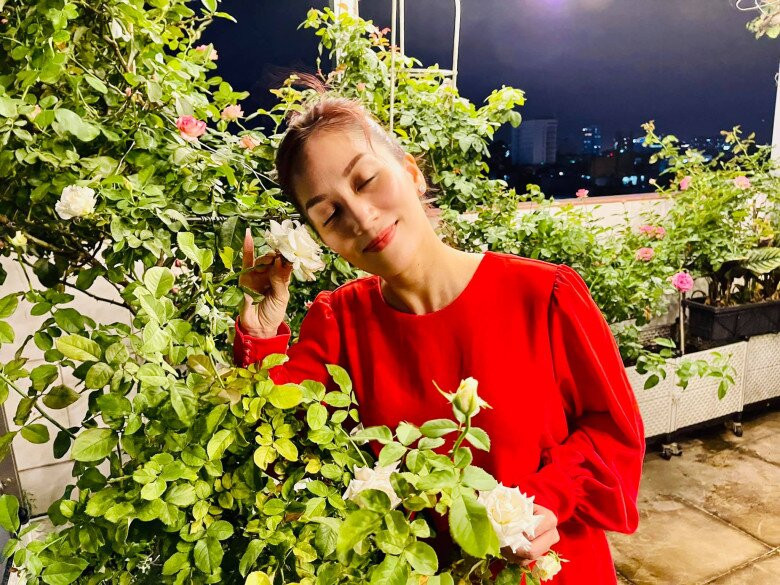 Ngoài kiểng lá, Khánh Thi còn trồng nhiều hoa hồng. Ảnh: FBNV