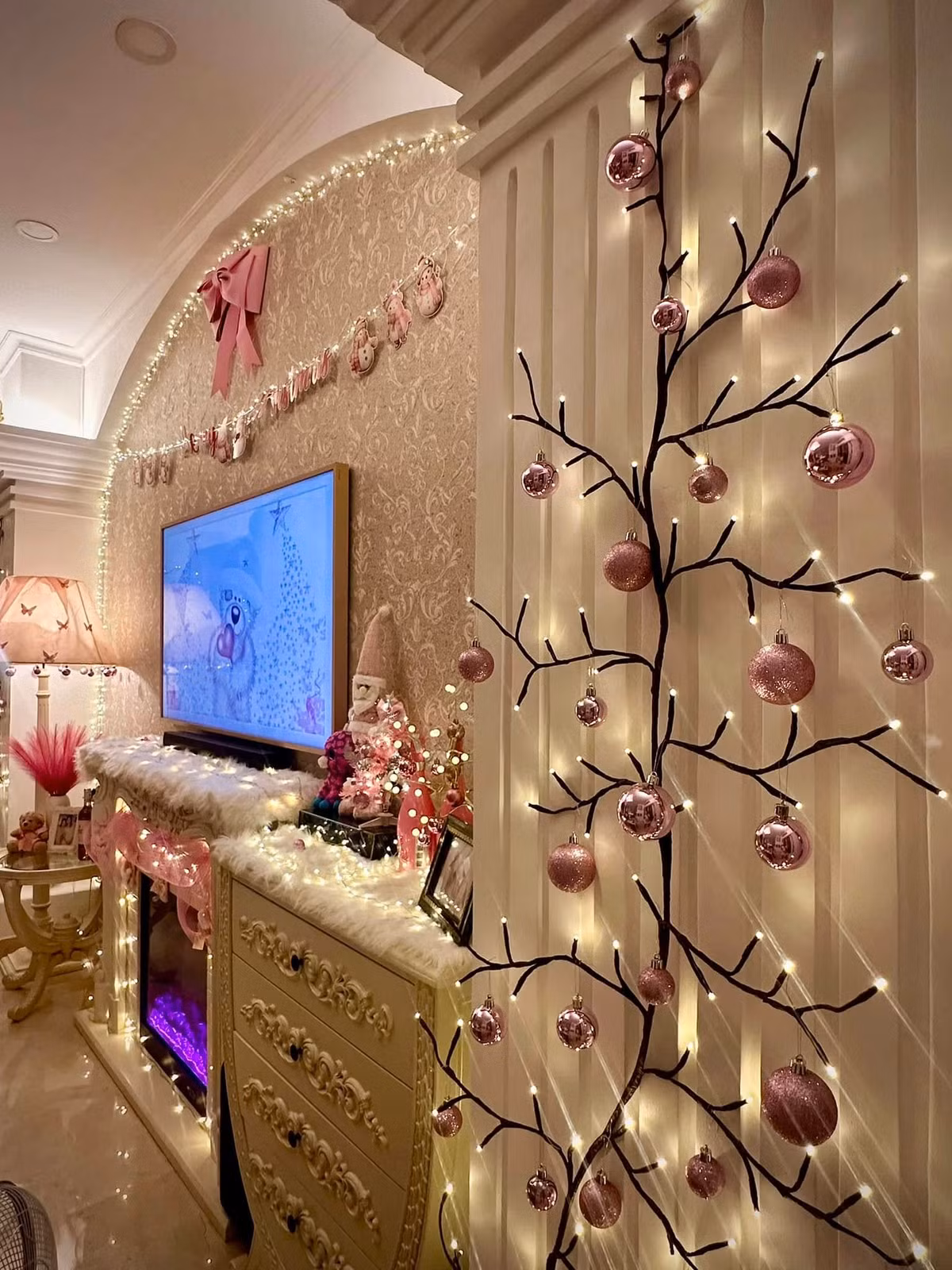 Màu hồng baby mang lại cảm giác nhẹ nhàng, ngọt ngào đồng thời giúp không gian thêm phần nổi bật và cuốn hút. Ảnh: FB Bui Thuy Han