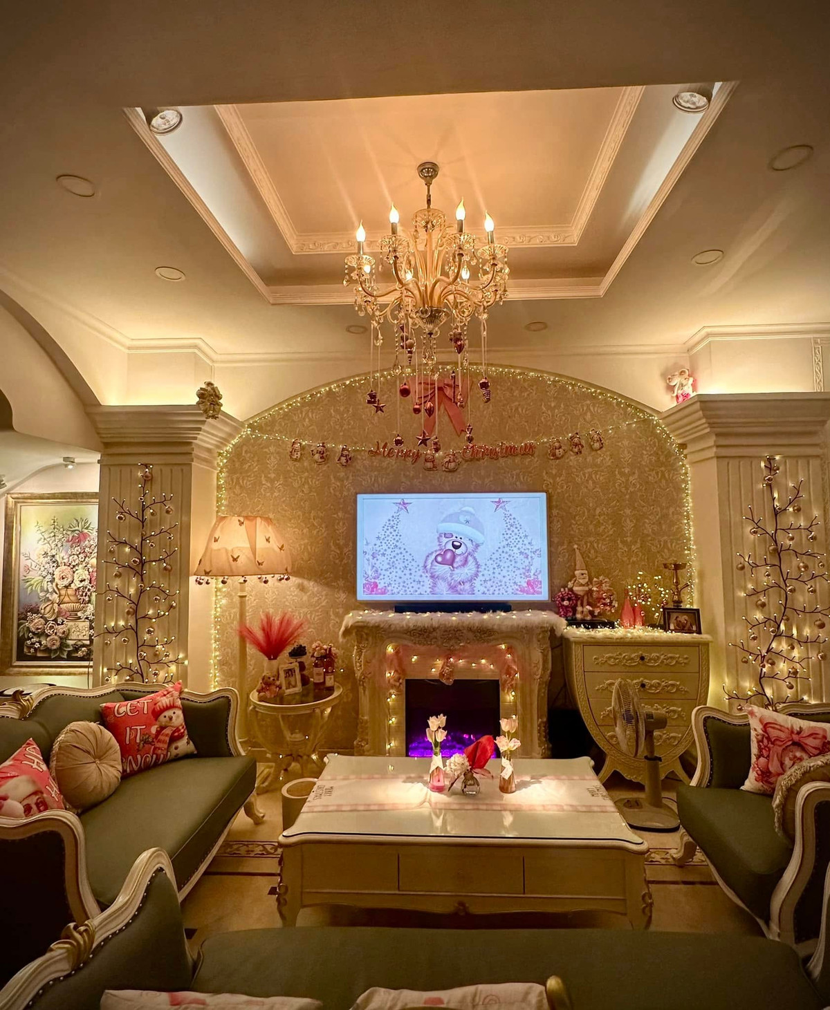 Phòng khách được trang hoàng lộng lẫy với đèn chùm pha lê, cây thông màu hồng và ánh đèn vàng rực rỡ. Ảnh: FB Bui Thuy Hanh