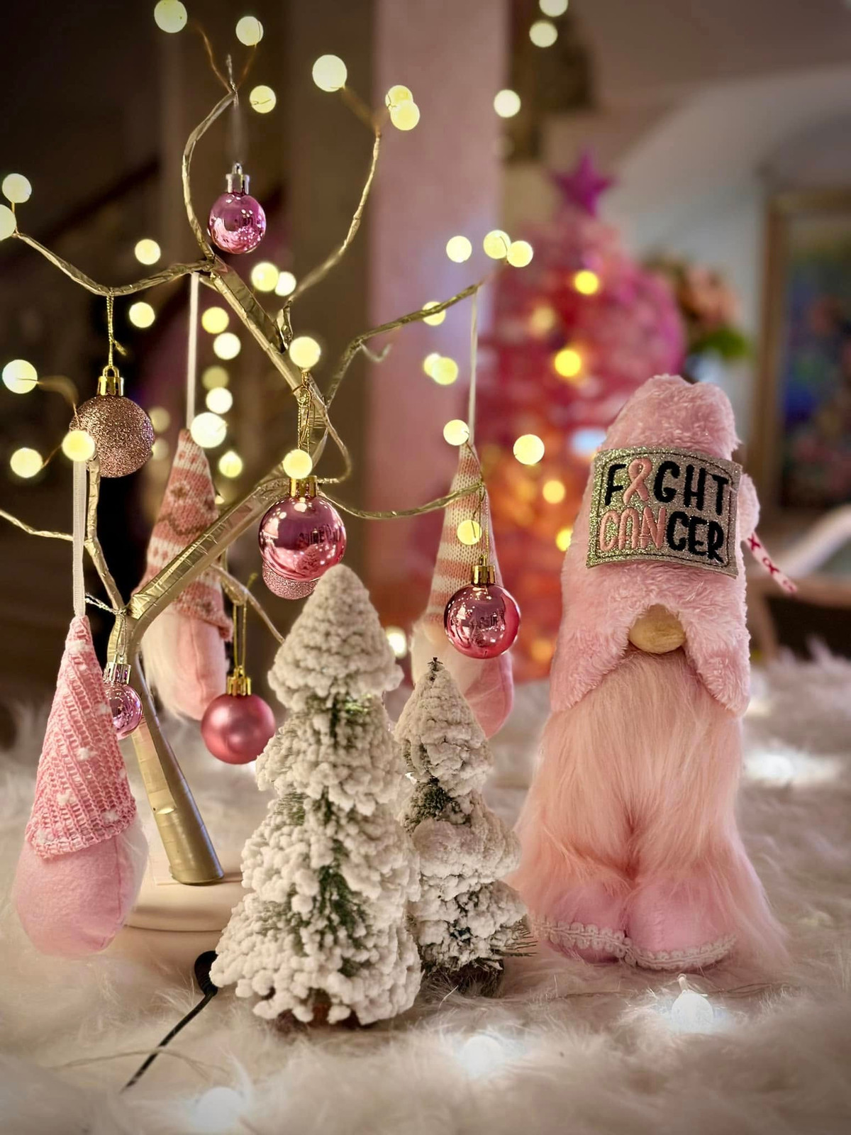 Mọi chi tiết trên tường và đèn trang trí tạo nên không gian Giáng sinh tràn đầy yêu thương. Ảnh: FB Bui Thuy Hanh