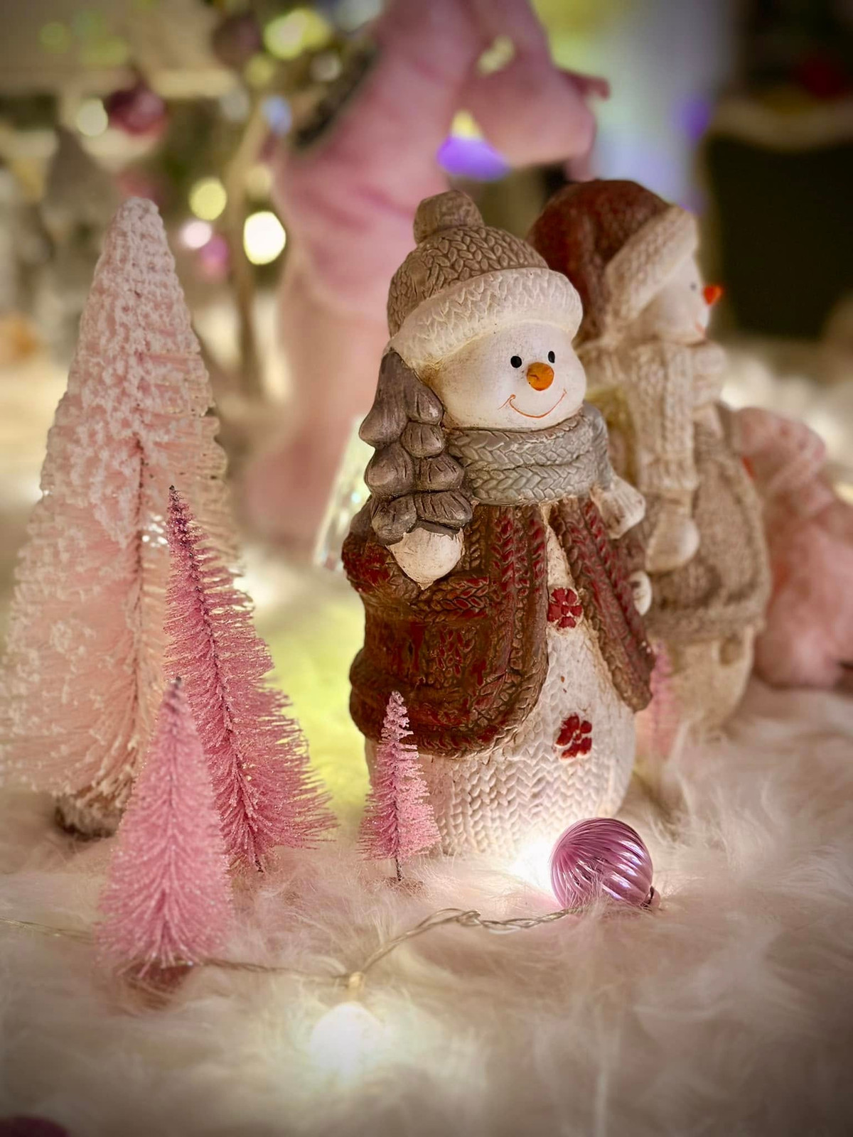 Những đồ vật trang trí hồng pastel mang đậm hơi thở cổ tích. Ảnh: FB Bui Thuy Hanh