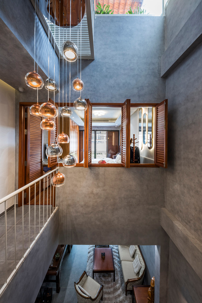 Hiện trạng ban đầu của Dist.4 House là ngôi nhà 3 tầng với mặt tiền 4m và chiều sâu 18m, điển hình của những căn nhà ống liền kề. Điểm hạn chế lớn nhất là chỉ có một khe hở ở bên đường. Vì vậy, bên trong nhà rất tối, không khí lưu thông kém. Ảnh: DeconPhotoStudio