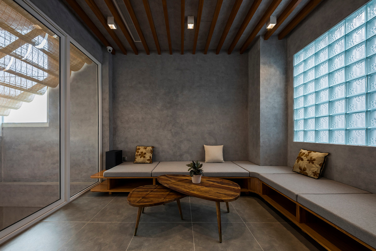 Để mang lại không gian sống thoáng đãng, đối lưu không khí tốt và tạo cảm giác an toàn cho mẹ và dì, kiến trúc sư lựa chọn phương án kết nối ngôi nhà từ tầng 1 đến tầng 3 thành một không gian thống nhất. Ảnh: DeconPhotoStudio