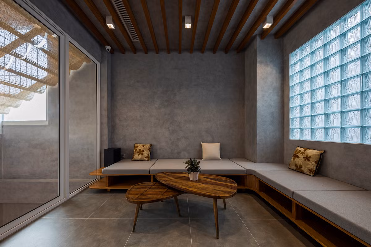 Để mang lại không gian sống thoáng đãng, đối lưu không khí tốt và tạo cảm giác an toàn cho mẹ và dì, kiến trúc sư lựa chọn phương án kết nối ngôi nhà từ tầng 1 đến tầng 3 thành một không gian thống nhất. Ảnh: DeconPhotoStudio