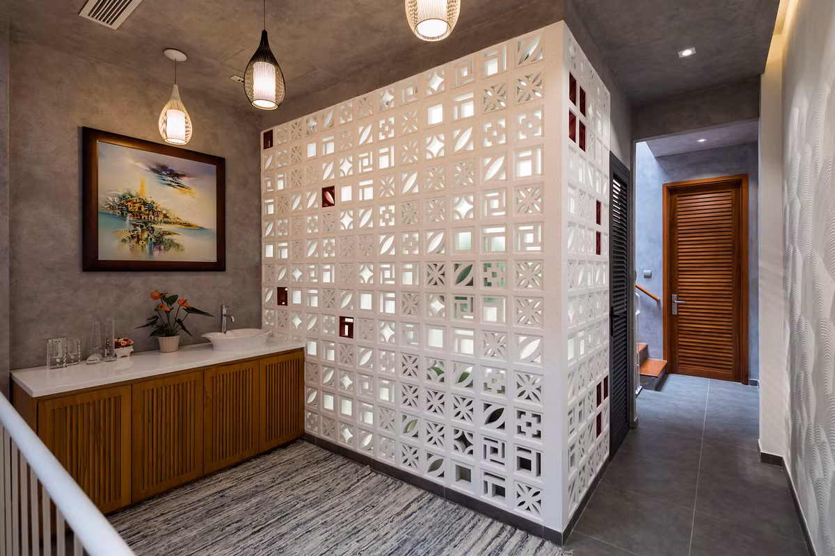 Gạch bông gió được sử dụng vừa tạo điểm nhấn vừa giúp đưa không khí vào bên trong. Ảnh: DeconPhotoStudio