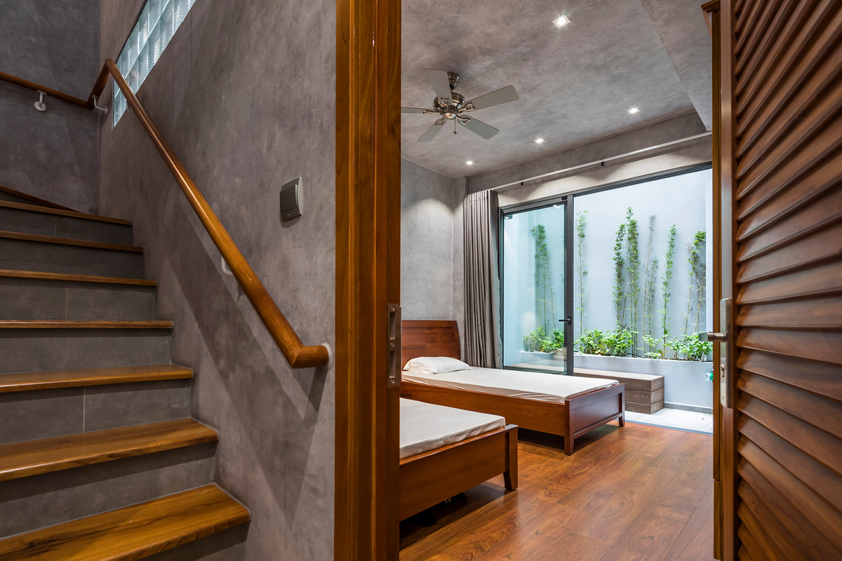 Phòng ngủ thiết kế đơn giản, ngập ánh sáng. Ảnh: DeconPhotoStudio