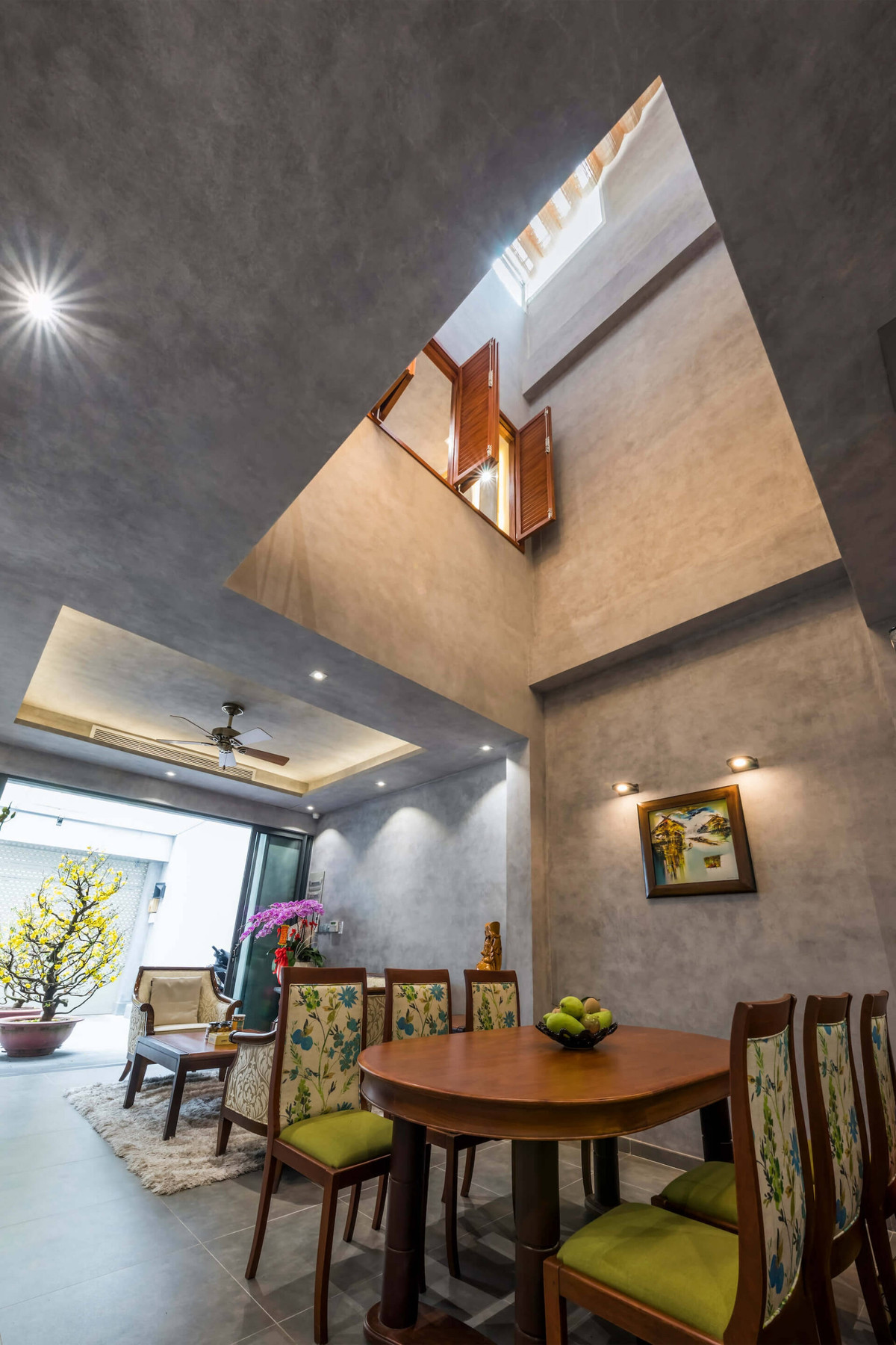 Khu vực bàn ăn đặt ngay dưới giếng trời ấn tượng. Ảnh: DeconPhotoStudio