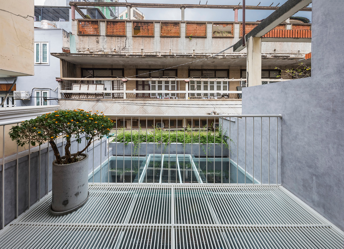 Với mong muốn có một không gian sống để mọi người luôn “cảm nhận được sự tồn tại của nhau”, gia chủ cùng nhóm kiến trúc sư lên ý tưởng cải tạo lại ngôi nhà. Ảnh: DeconPhotoStudio