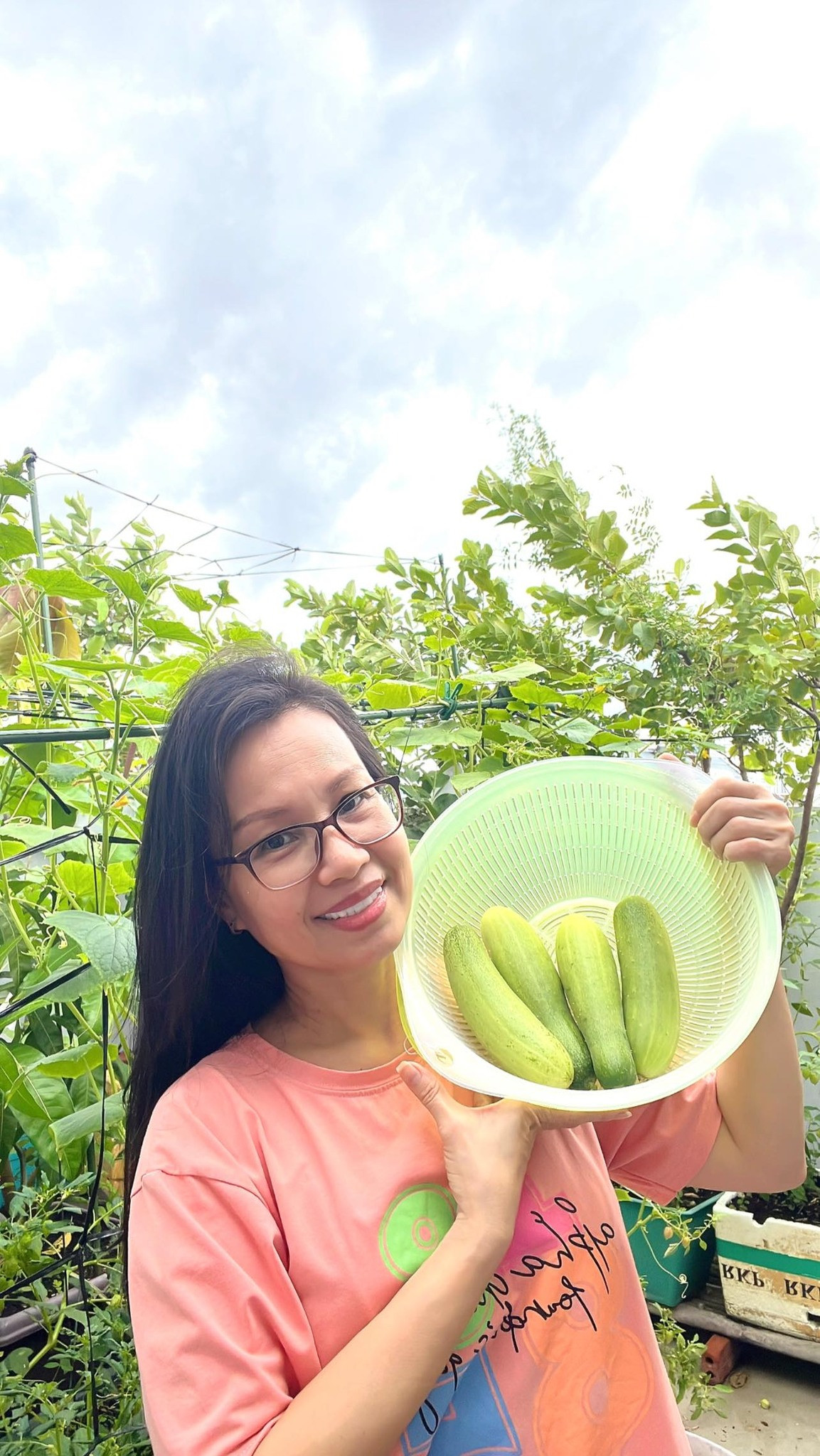 Nữ ca sĩ trồng thêm nhiều loại quả leo dàn khác như bầu, bí, mướp hương, dưa leo. Ảnh: FB Cẩm Ly