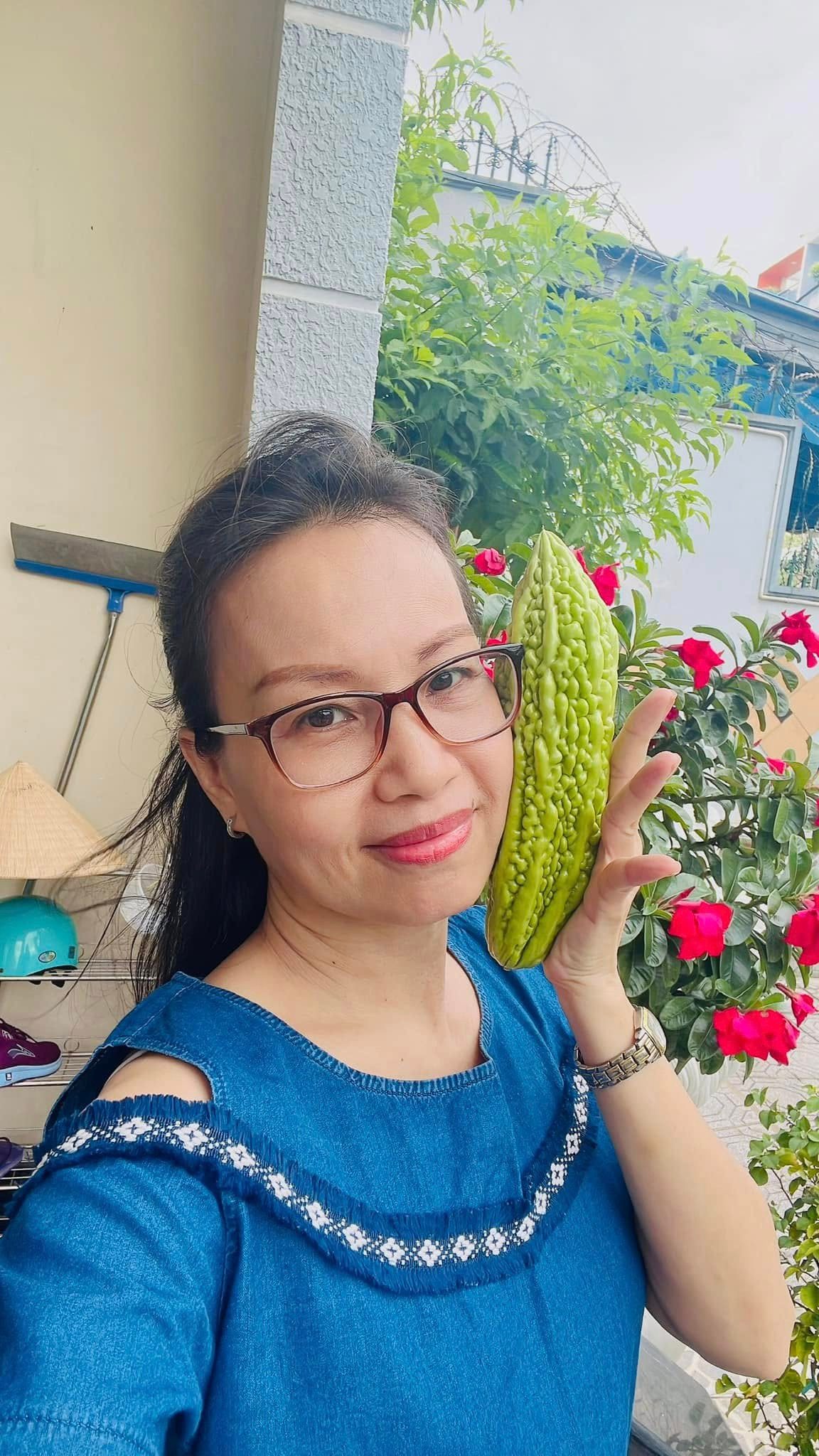 Dù làm vườn để thư giãn, Cẩm Ly cũng mất nhiều thời gian, công sức lẫn tiền chăm sóc, phân bón. Ảnh: FB Cẩm Ly