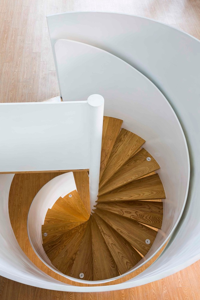 Trên gác lửng có một cầu thang xoắn ốc thứ hai dẫn lên tầng trên. Ảnh: Hiroyuki Oki