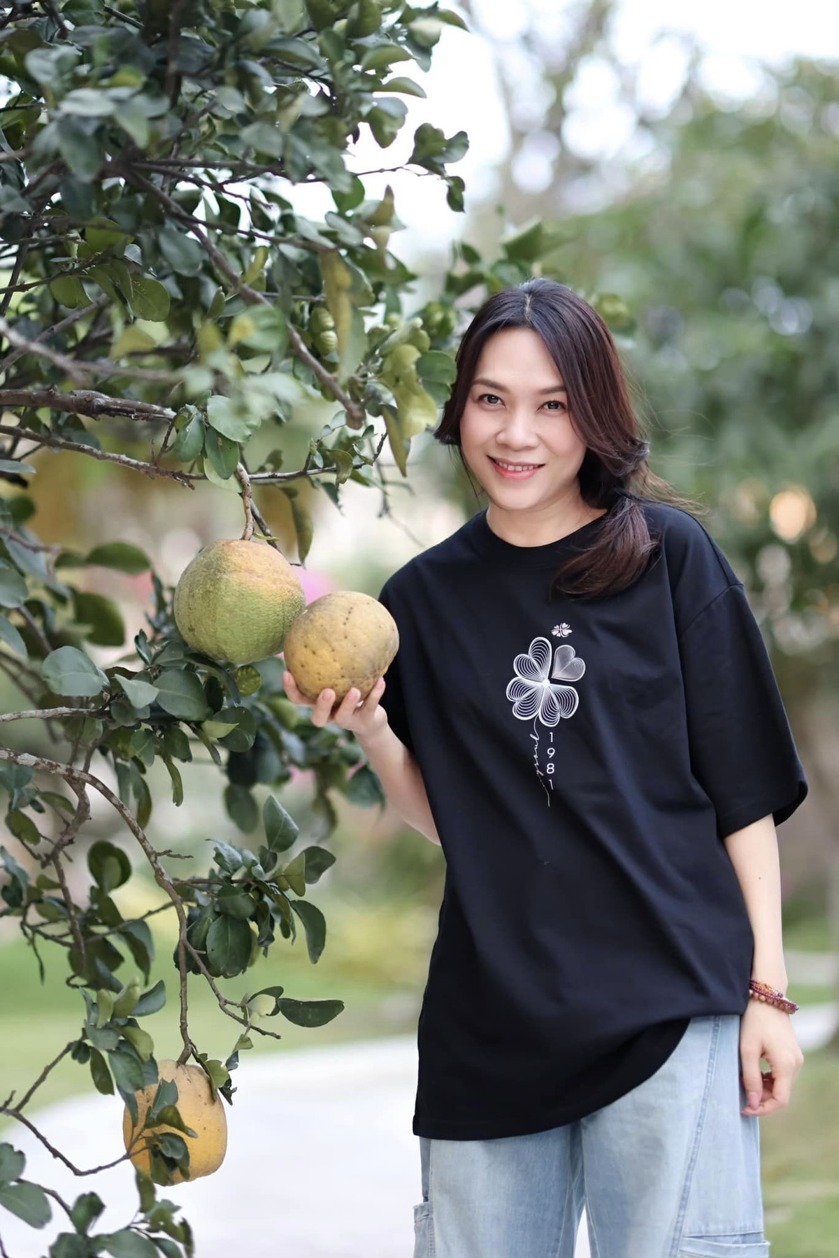 Đoạn clip quay tại nhà vườn rộng như biệt phủ của Mỹ Tâm ở huyện Củ Chi, TP HCM. Ảnh: FBNV