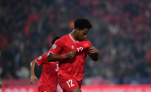 Dù không chia sẻ về mức lương của mình, song Nguyễn Xuân Son từng cho biết: “Tại Brazil, khi chơi tại các câu lạc bộ lớn, cầu thủ chắc chắn được trả lương cao. Tuy nhiên, tôi nghĩ mức lương tại Việt Nam cũng rất tốt và tạo ra nhiều cơ hội”. Ảnh: Dân Việt