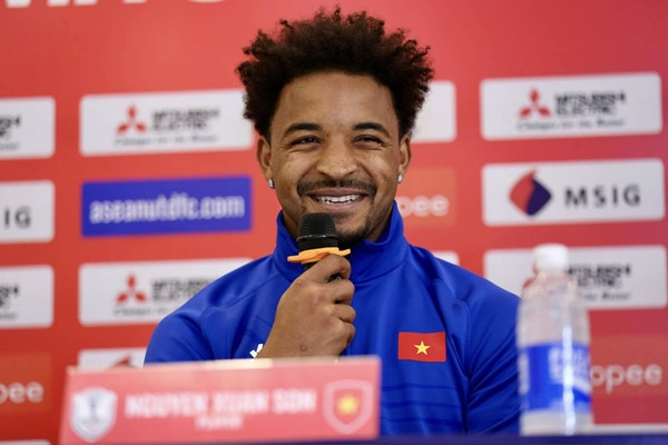 Xuân Son, tên khai sinh ở Brazil là Rafaelson Fernandes sinh năm 1997. Anh nhận quyết định nhập quốc tịch Việt Nam vào ngày 15/10/2024. Ảnh: Thethaovanhoa