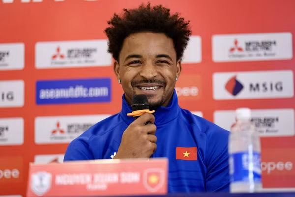 Xuân Son, tên khai sinh ở Brazil là Rafaelson Fernandes sinh năm 1997. Anh nhận quyết định nhập quốc tịch Việt Nam vào ngày 15/10/2024. Ảnh: Thethaovanhoa