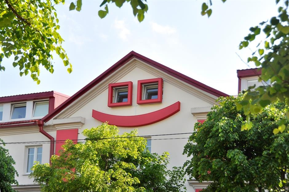 Căn nhà giống như anh chàng vui vẻ này tọa lạc tại quốc gia Đông Âu Belarus. Hai cửa sổ mắt vuông được đặt phía trên một nụ cười lớn màu đỏ, tạo nên khuôn mặt hạnh phúc tột cùng. Ảnh: Shutterstock