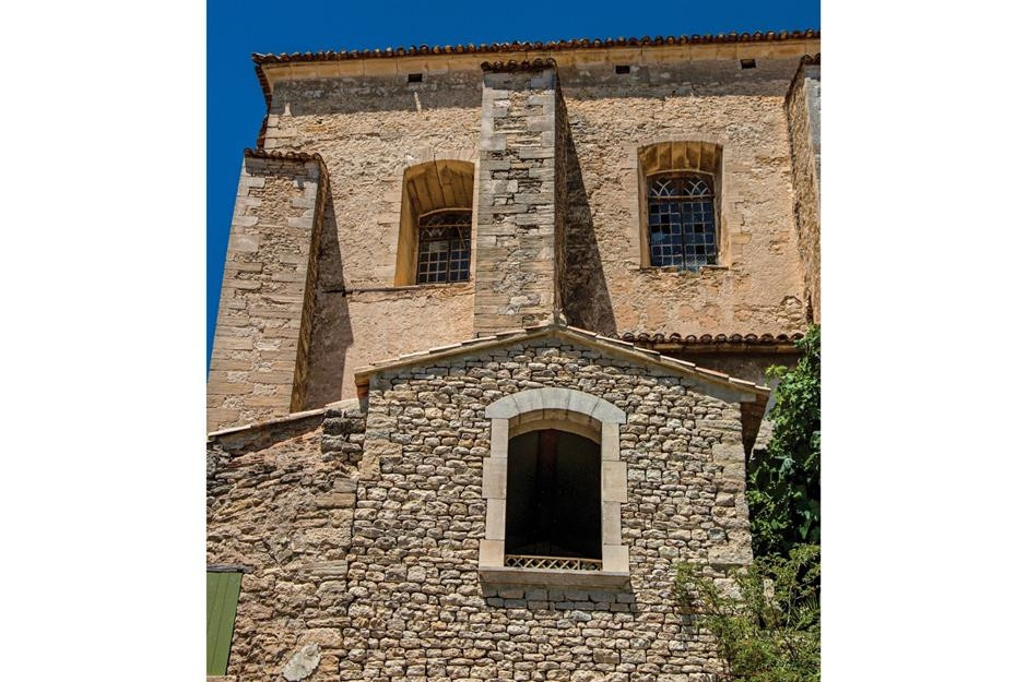 Với mặt tiền bằng đá thô sơ, ngôi nhà xinh xắn ở Gordes, vùng Provence, nước Pháp là mơ ước của nhiều người. Ngôi nhà tựa như khuôn mặt đang ngạc nhiên nhờ cửa sổ đôi lớn, ống khói nổi bật và lối vào hình vòm trông giống như miệng đang há hốc. Ảnh: Shutterstock