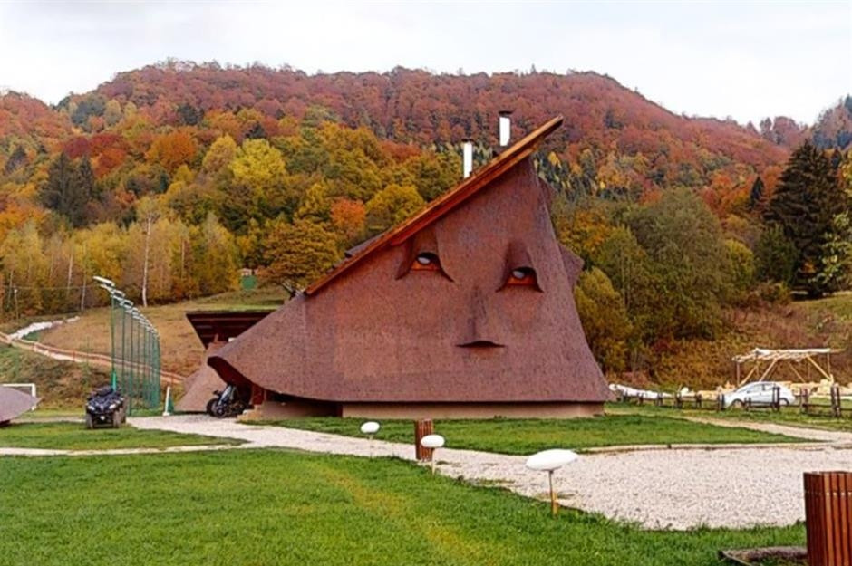 Tòa nhà nhỏ ở Râşnov (Romania) này giống như khuôn mặt đang buồn ngủ. Mái nhà dốc, sắc nét và các cửa sổ 3D được bố trí hoàn hảo để làm mắt và mũi. Ảnh: Google Earth
