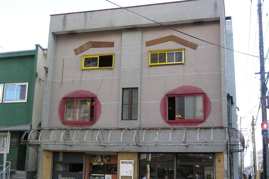 Nằm ở đâu đó tại Nhật Bản, tòa nhà đáng yêu này là nơi có cả nhà hàng và căn hộ riêng. Nhưng điều khiến căn nhà nổi bật hơn cả là đôi má hồng, lông mày rậm và miệng rộng. Ảnh: Flickr