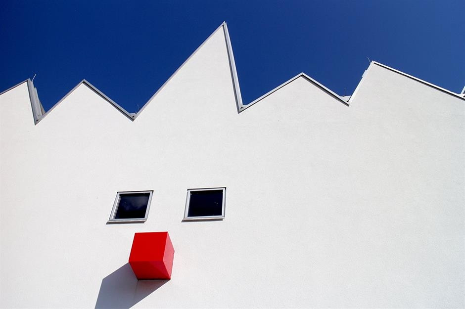 Ngôi nhà màu trắng tại Áo giống như sự kết hợp giữa người tuyết và nhân vật hoạt hình với phần mái nhà lởm chởm trông giống như mái tóc nhọn, hai mắt vuông và chiếc mũi đỏ tươi. Ảnh: Flickr