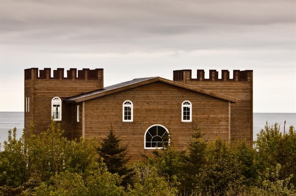 Trên bờ biển phía tây nam của Iceland, tòa lâu đài gỗ nổi bật bởi tạo hình tựa khuôn mặt há hốc, đầy kinh ngạc. Ảnh: Loveexploring