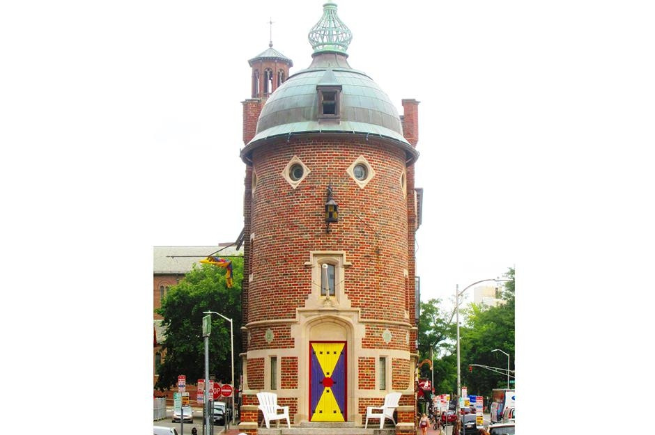 Tòa nhà Harvard Lampoon – còn được gọi là Lâu đài Lampoon, nằm ở Cambridge, Massachusetts (Mỹ) tựa như khuôn mặt với đôi mắt kim cương, mũi đèn lồng được hoàn thiện bằng một cánh cửa hình nơ bướm nhiều màu sắc. Ảnh: Wiki