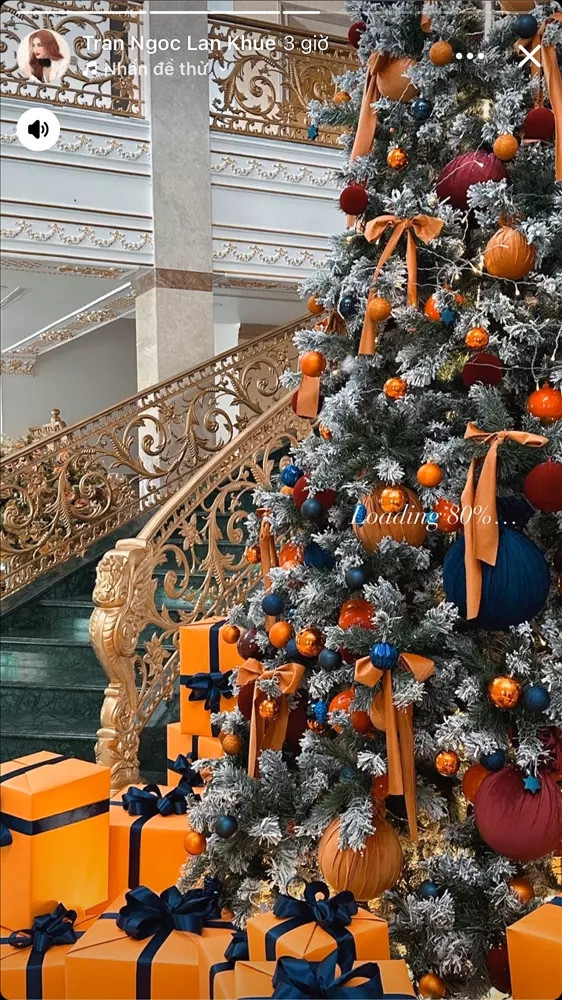 Lan Khuê đặt hẳn cây thông cỡ đại giữa nhà và đính nhiều đồ trang trí sặc sỡ. Ảnh: FBNV