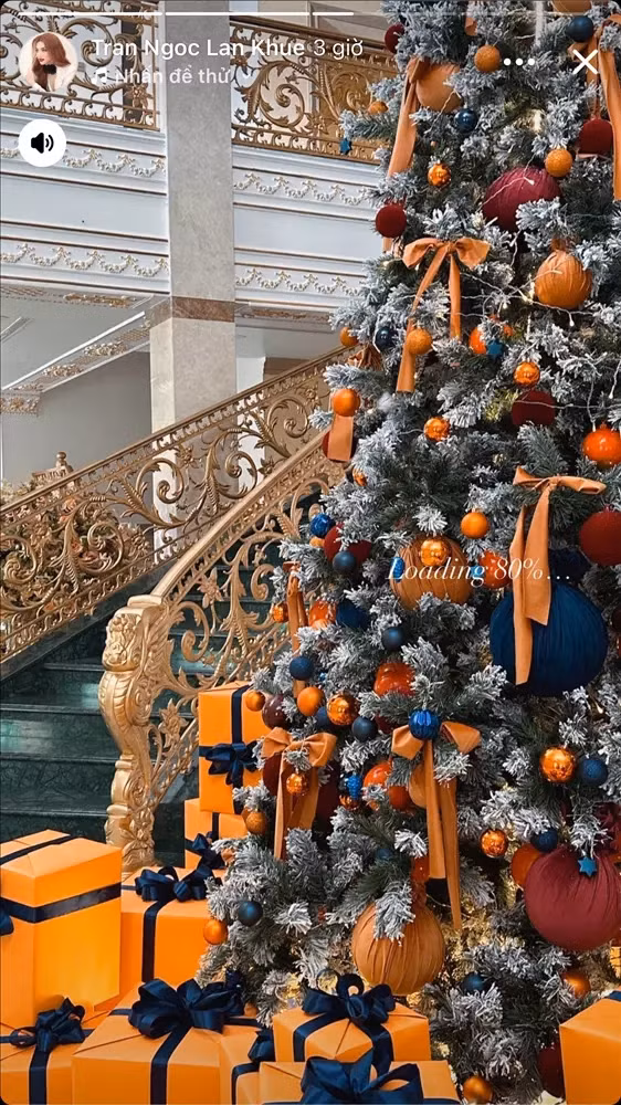 Lan Khuê đặt hẳn cây thông cỡ đại giữa nhà và đính nhiều đồ trang trí sặc sỡ. Ảnh: FBNV