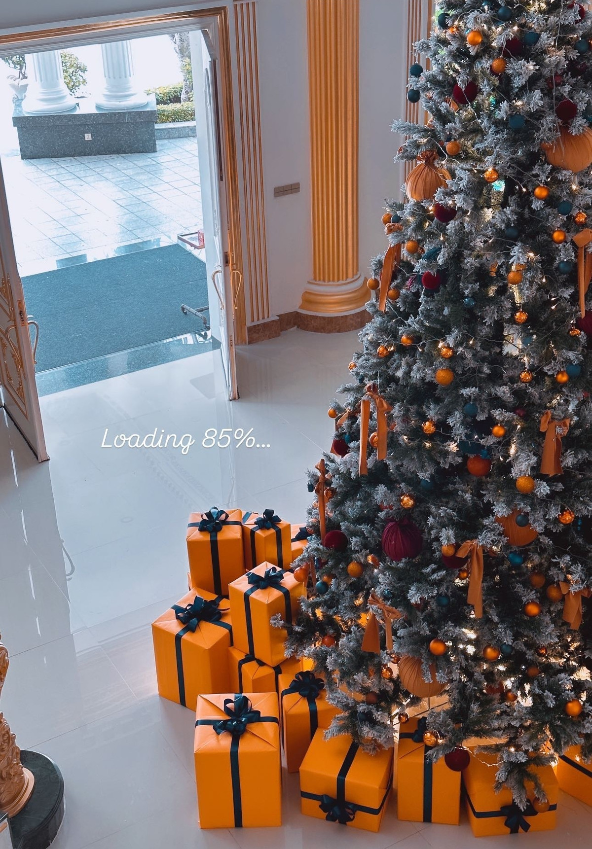 Phía góc cây, Lan Khuê đặt nhiều hộp quà để tạo thêm không khí. Ảnh: FBNV