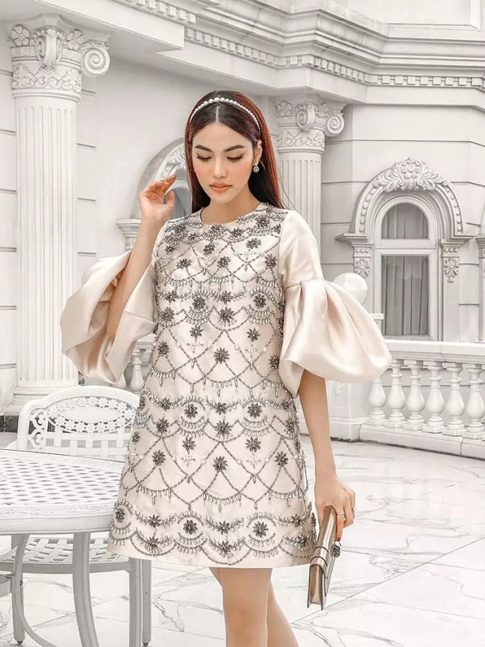 Nhìn từ bên ngoài, cơ ngơi của vợ chồng Lan Khê được nhiều người ví von như một tòa "cung điện trắng". Ảnh: FBNV