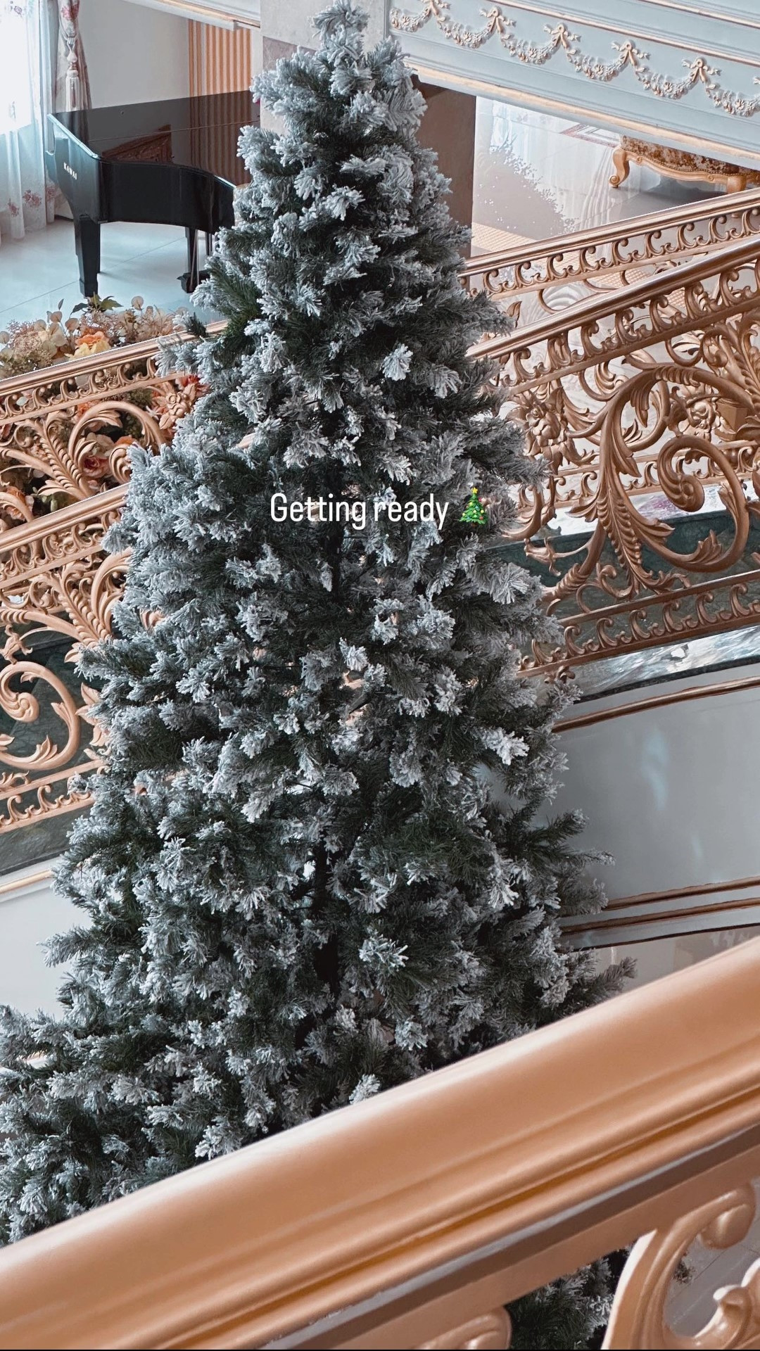 Mới đây, trên trang cá nhân, Lan Khuê chia sẻ góc nhỏ bên trong biệt thự dát vàng ở TP HCM. Nữ siêu mẫu đã bắt tay vào việc trang trí cho Giáng sinh năm nay. Ảnh: FBNV